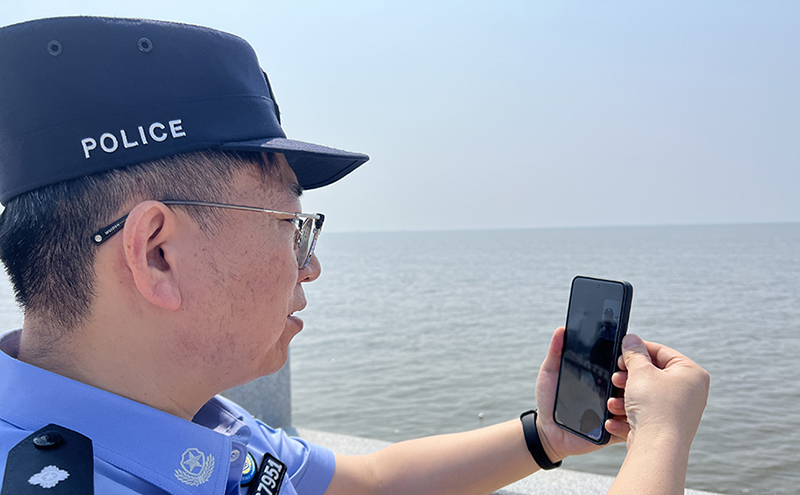 “闭上眼睛听，这就是大海的心跳声。”