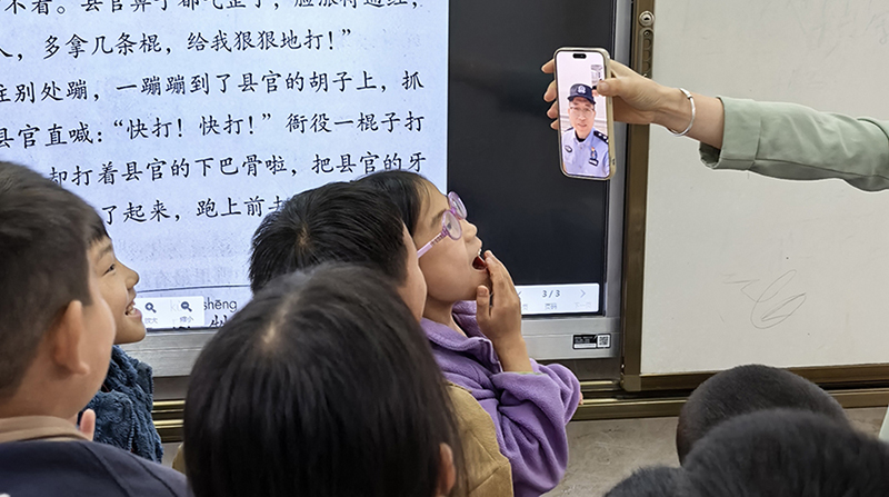 “保持好奇，未来你定能乘风破浪。”