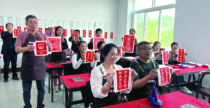 盘锦市双台子区双盛街道常家村村民将民法典知识用非遗金石传拓结合
