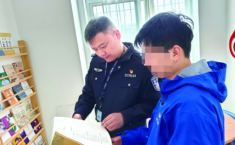 通过图书赏析的形式对自愿戒毒人员开展文化教育，增强戒治信心。（当面人打码）