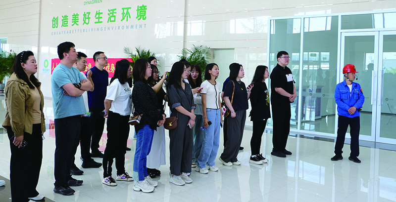 葫芦岛市生态环境局组织葫芦岛市委党校第十八期非党中青班的学员，走进环保有限公司，近距离了解企业环保工作运行机制。