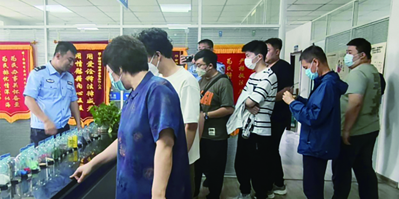 互动体验区的仿真毒品吸引了群众驻足