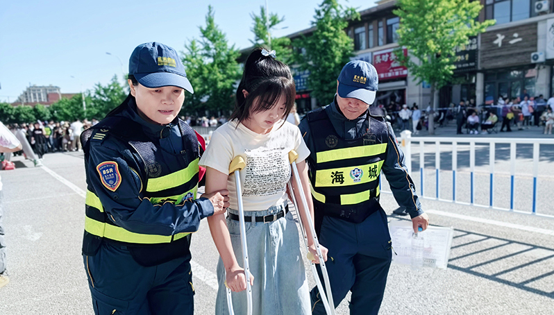 鞍山志愿者将行动不便的考生送到考场