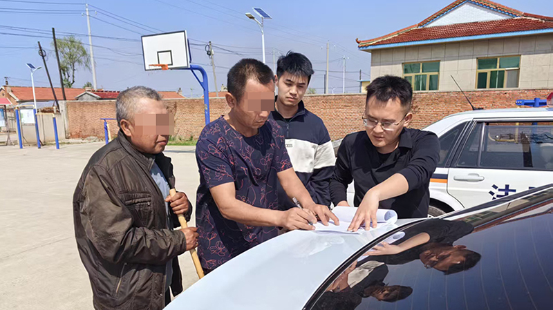 昌图法院执行局干警指导申请执行人办理案款发放手续（当事人打码）