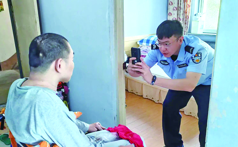 民警为居民拍照