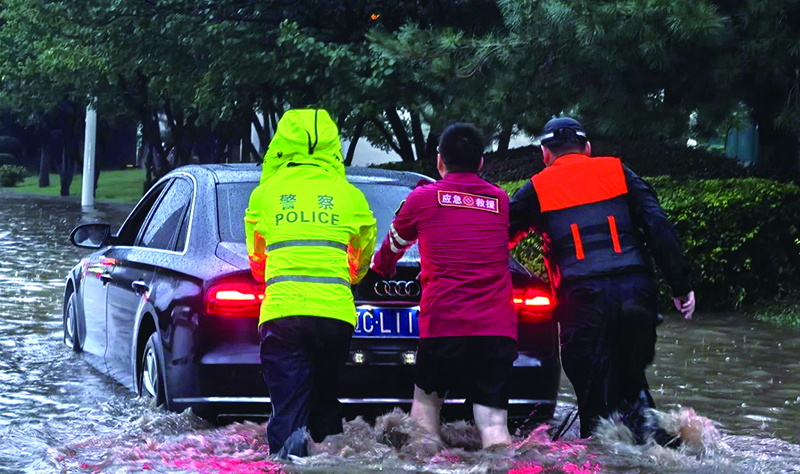 民警同救援人员一同帮车主推车