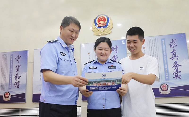 收到录取通知书那天，小杨跟“警察爸妈“拍下合影。