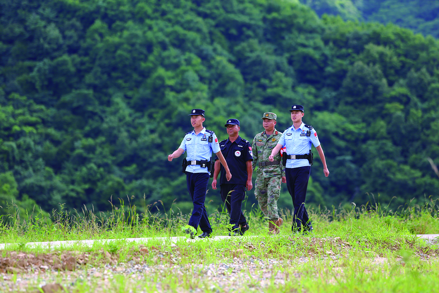 头题图，村舍分散在山沟江畔，派出所的民警、护边员每天都要穿行山野江河，走访巡逻村屯渔家农户，帮农活，保治安。