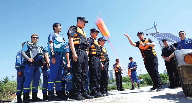 民警在学习抛投救生绳。111