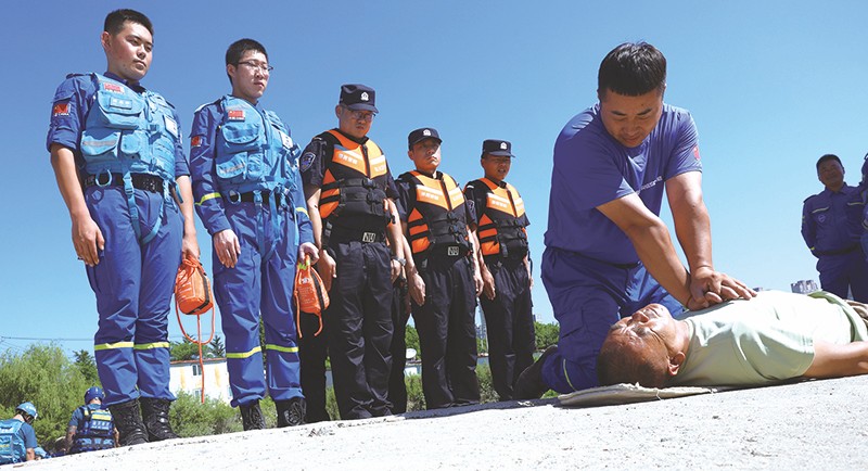 民警在学习心肺复苏。111