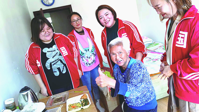 二题图，老年人公益厨房为独居老人送餐上门