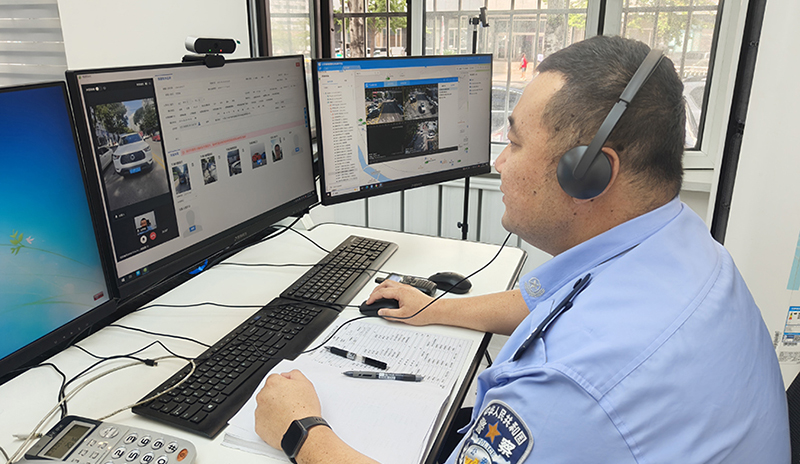 交警通过视频连线处理刮碰交通事故