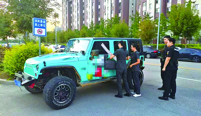 法院干警正在给被执行人的车辆贴上封条