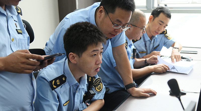 头题图1，参赛队员分析溯源污染企业