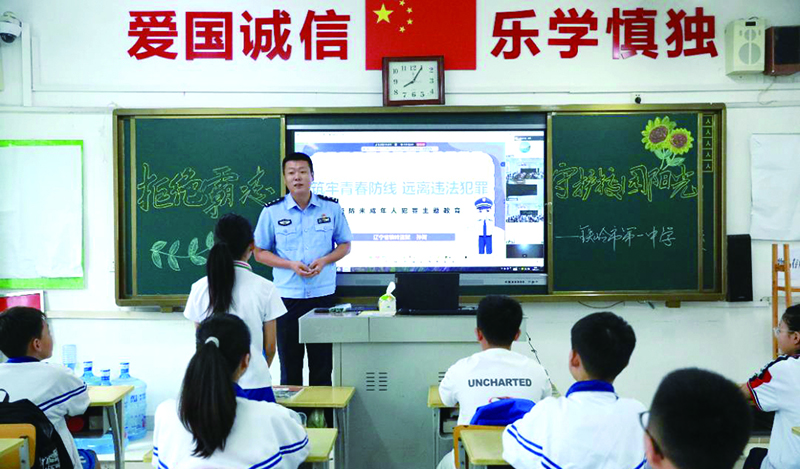 二题，民警孙树为同学们带来了一场生动且深刻的法治宣讲课。