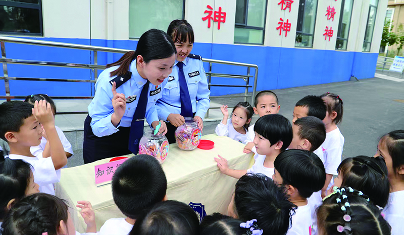 派出所警营开放活动上，民警正在向小朋友做防范知识问答