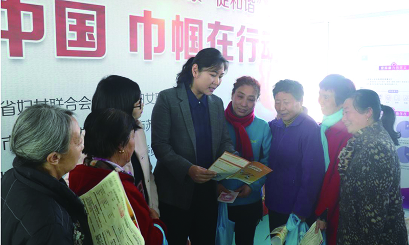 头题图，律师在沈阳市苏家屯姚千街道开展普法宣传