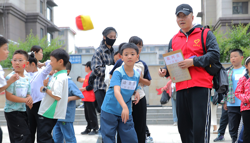 锦州图,志愿者们在趣味运动会上担当裁判员