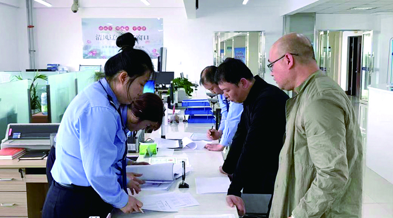 头题图，铁岭公安政务服务专区民警为企业办理爆破作业单位许可证及爆破作业人员许可证。