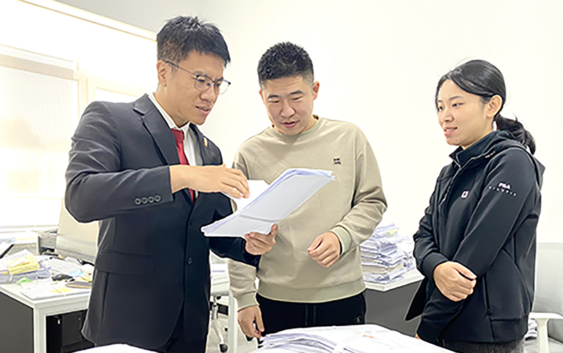 10月23日,入驻营口市道交事故综合警务中心的法官宫剑处理纠纷。