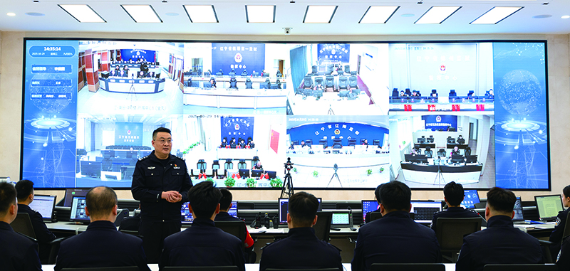 省监狱管理局指挥中心副主任孟凡雪对轮训民警们进行授课