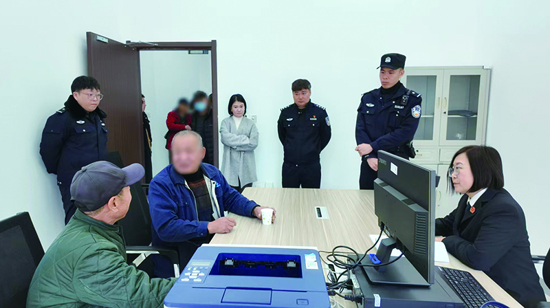 将被执行人传唤到法院后法官组织双方进行调解，人大代表和政协委员全程见证