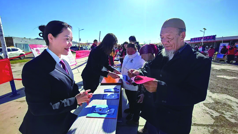 周虹（左一）与当地检察干警开展普法宣传