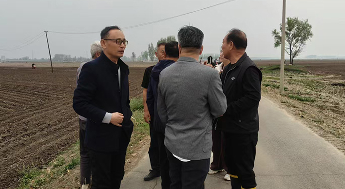 庭长姚振宝（左一）到田间核实情况