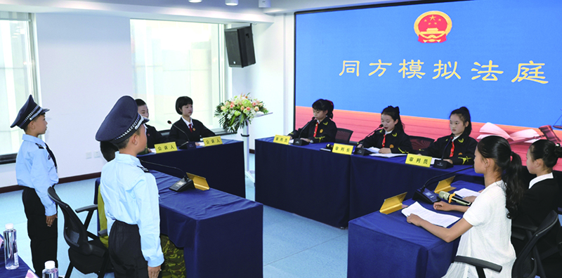 学生参加模拟法庭现场。 本报记者孟浩摄