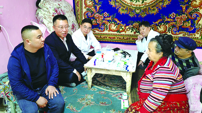 原飞（左二）等人慰问少数民族贫困老人吾大叔