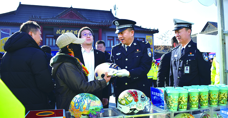 现场发放安全头盔