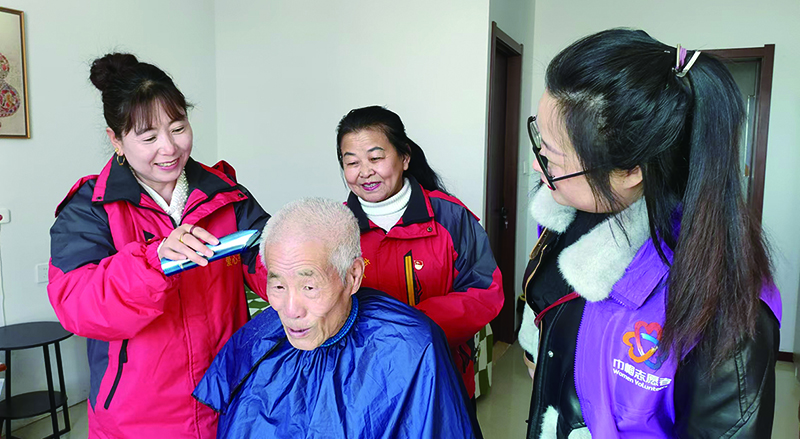 二题图,专业社工带领志愿者们上门为居民义剪