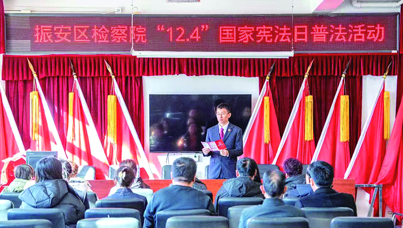 丹东市振安区人民检察院检察官在同兴镇变电村普法1