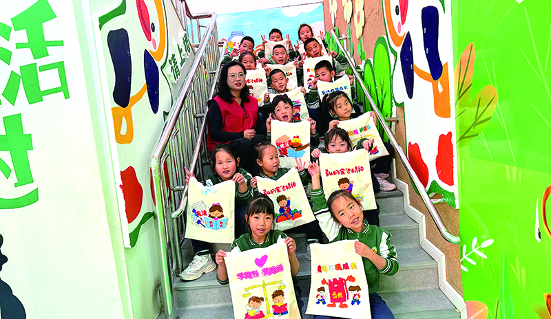 头题配图 孩子在帆布袋上画出心中的“法”