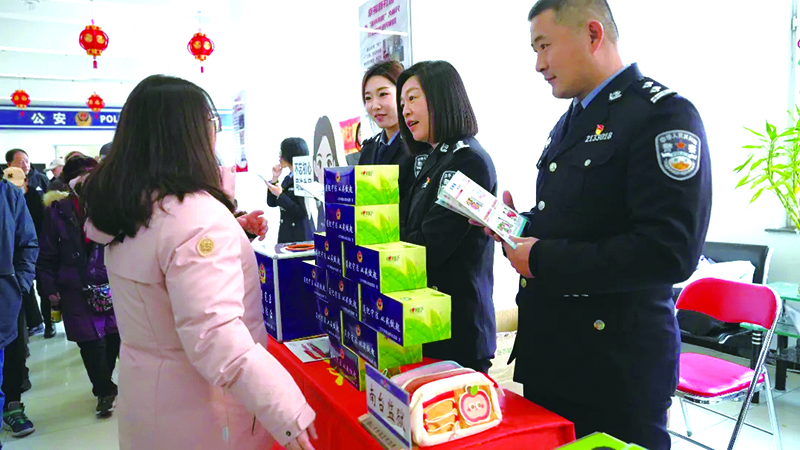 鞍山南台监狱民警为社区居民提供法律服务