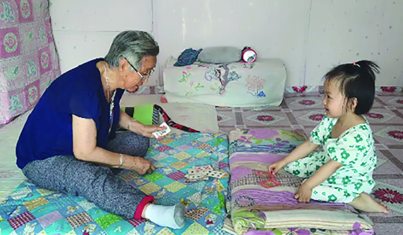 徐家村平安地组一户四世同堂村民家中的幸福场景