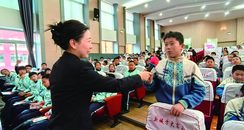 沈抚新城方大实验小学同学踊跃回答问题