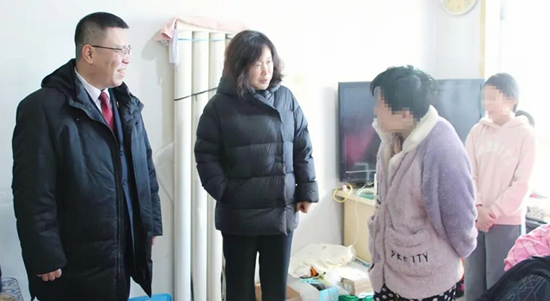 “法润青禾”团队联合区妇联到刘某家中回访