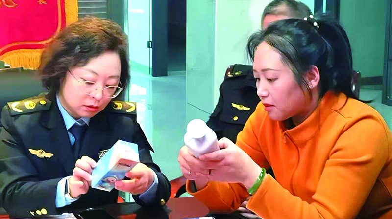 图为市场监管人员检查化妆品标签标识