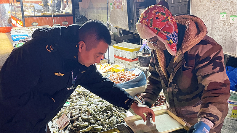 市场监管工作人员在检查计量器具