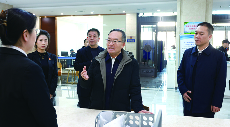 1月7日，省委常委、政法委书记郑艺在盘锦市中级人民法院诉讼服务大厅与法院工作人员深入交流。 本报记者 孟浩 摄