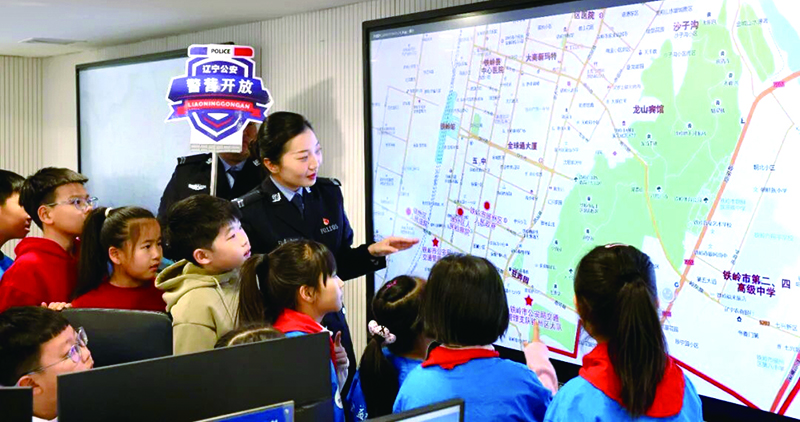 民警向孩子们展示智能化指挥调度系统