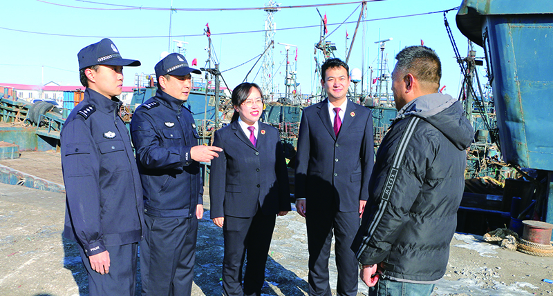法警大队配合公益诉讼部门深入港口码头开展调查取证