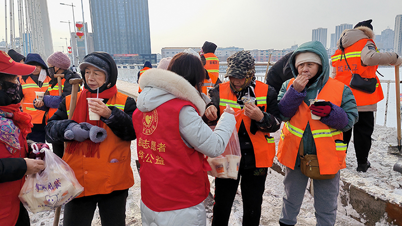 环卫工人喝上了热乎乎的豆浆