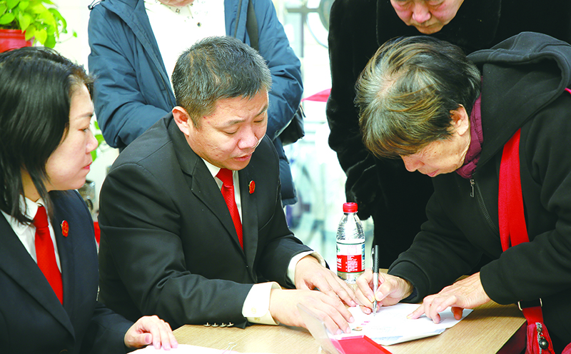 老人现场确认领取旅游款1