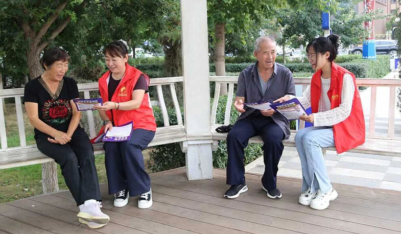 网格员向辖区居民宣传反诈知识