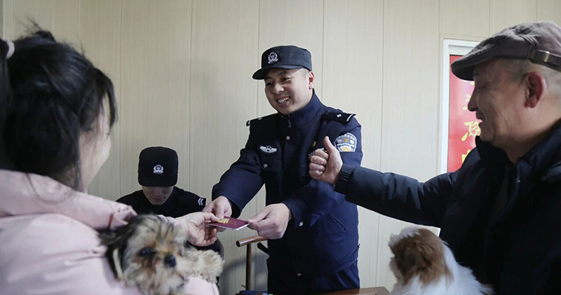 犬证“立等可取”,百姓纷纷点赞。