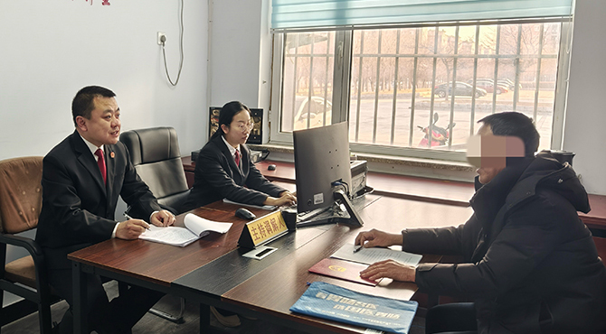 头题图,办案法官暖心调解化心结