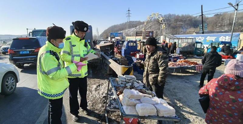 民警在新规划的大集里进行普法宣传