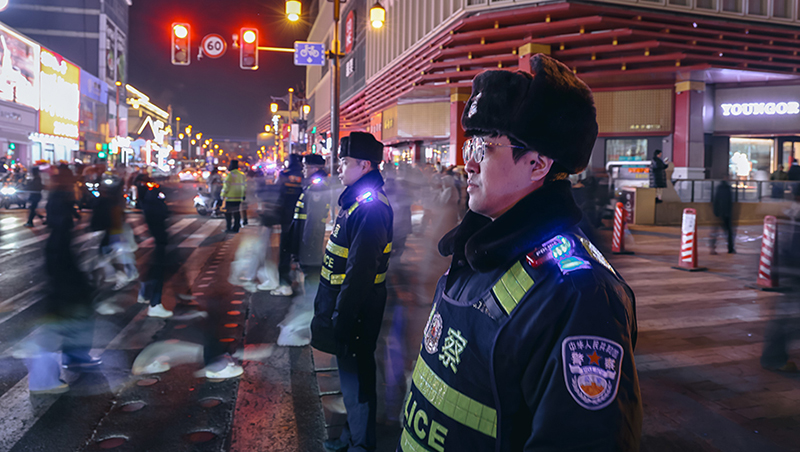 沈阳市公安局沈河分局民警在中街执勤。